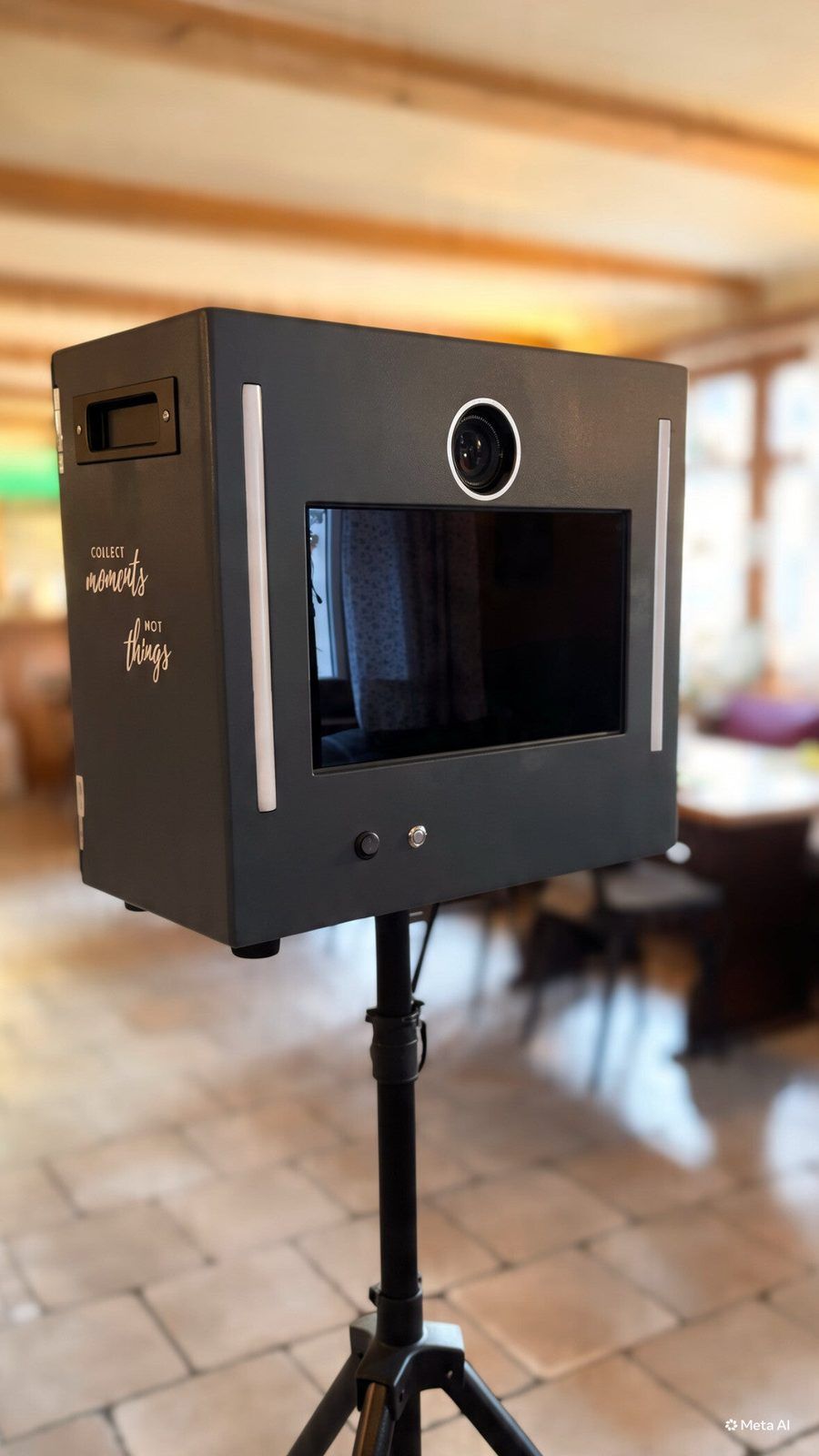 Schwarze Fotobox Classic auf Stativ in einem Wohnraum