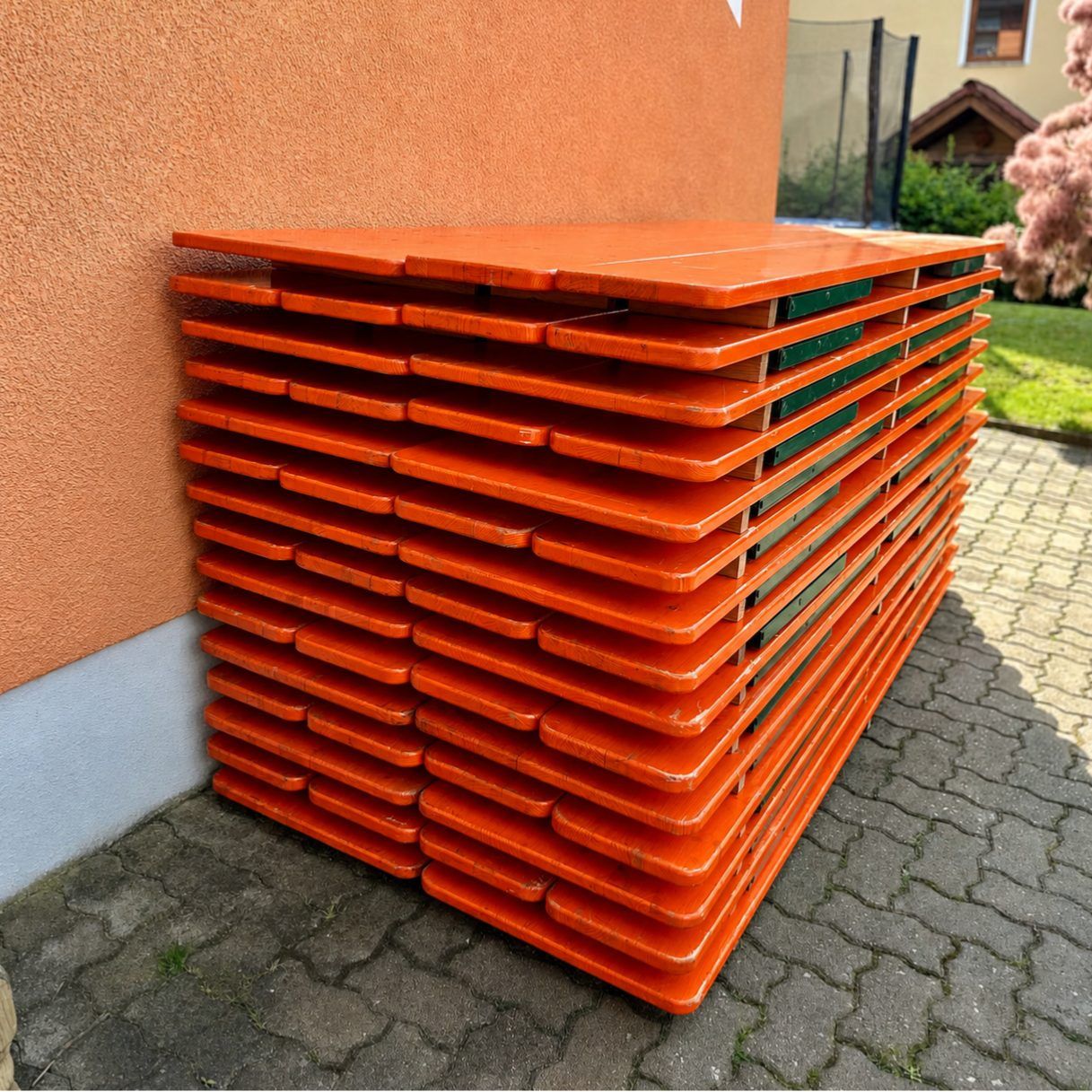 Gestapelte orange Biertischgarnituren