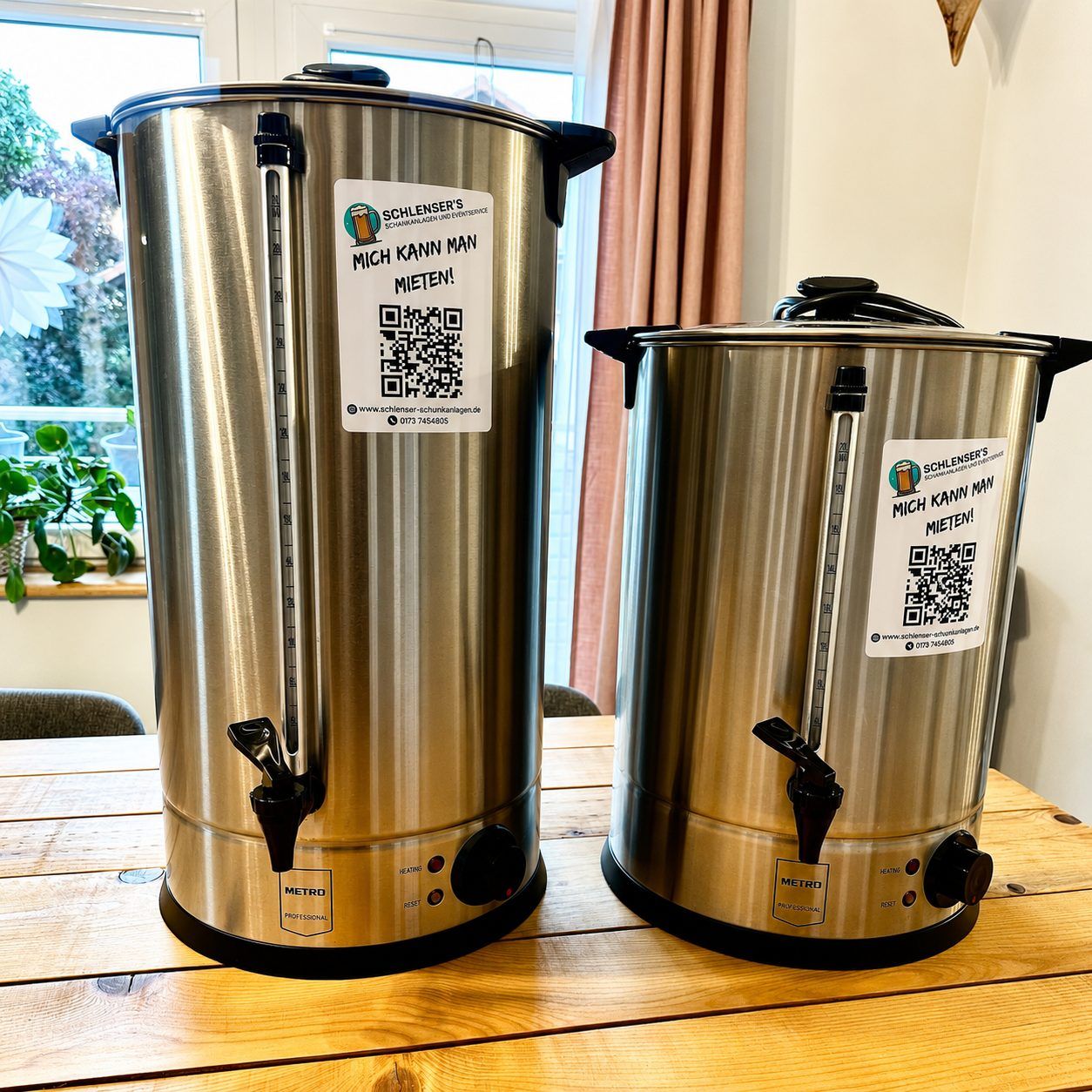 Zwei Glühwein- und Heißgetränkespender aus Edelstahl