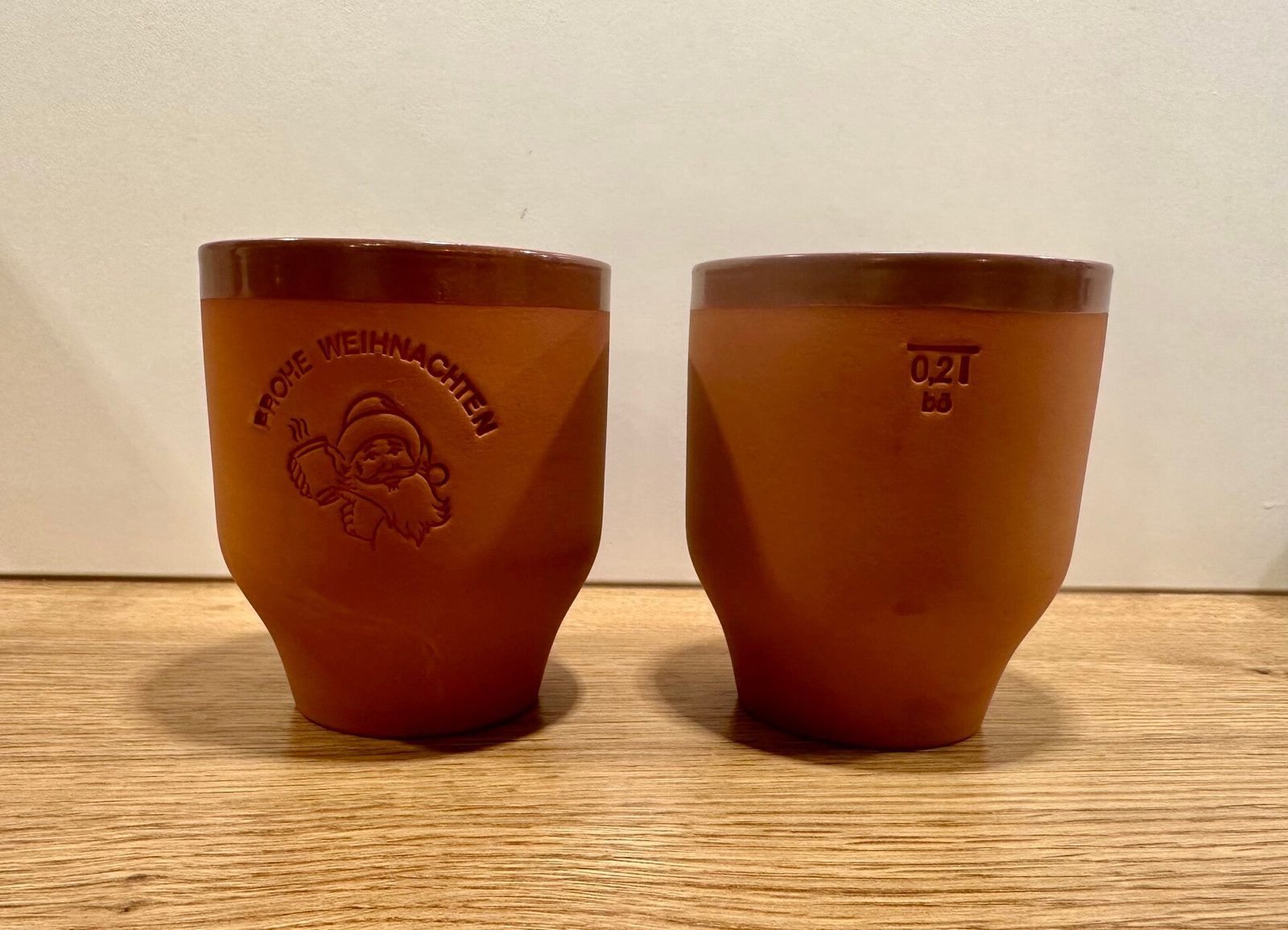 Zwei braune Tontassen für Glühwein