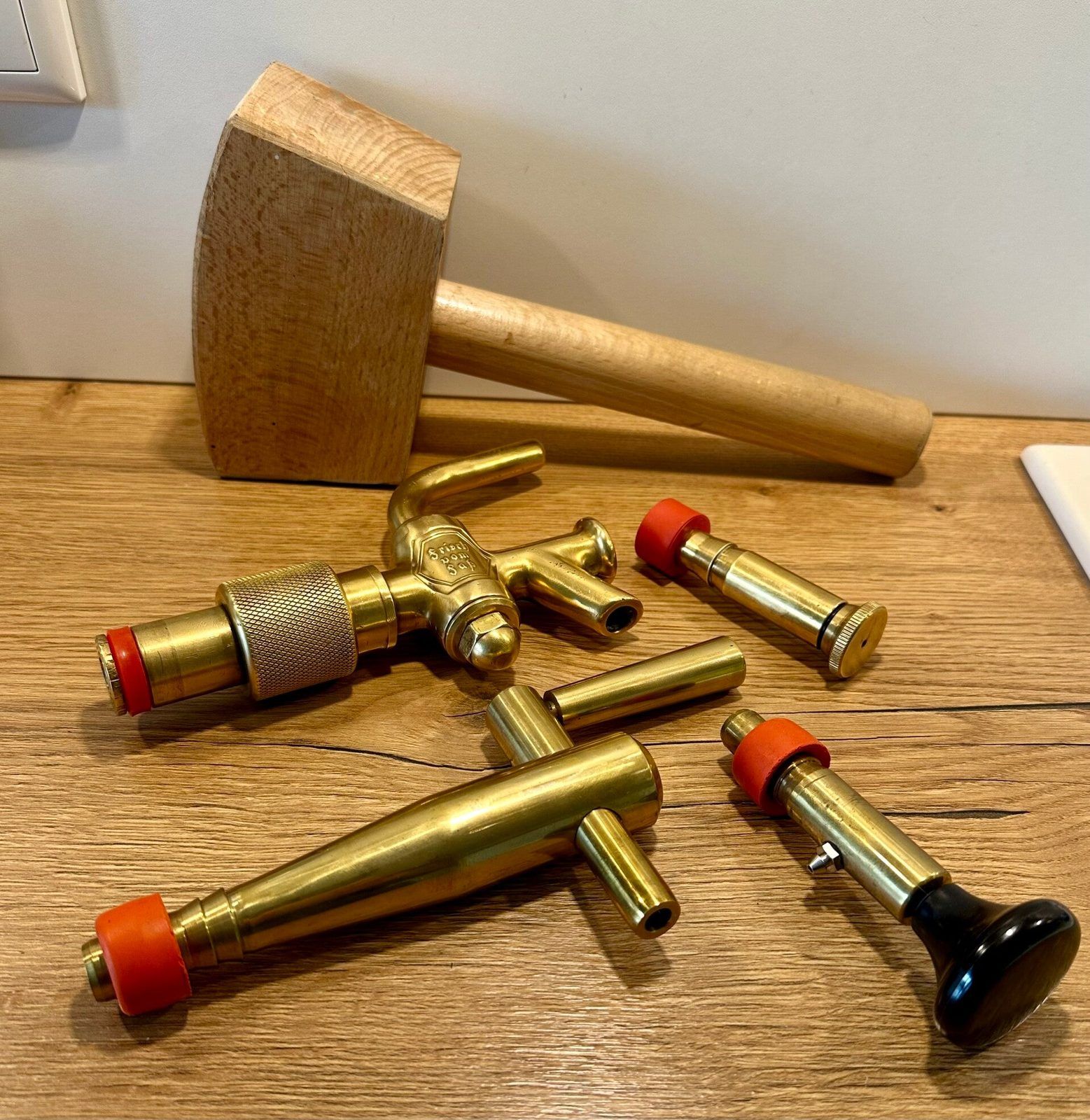 Garnitur für den Bayerischen Anstich mit Holzhammer und Messinghähnen