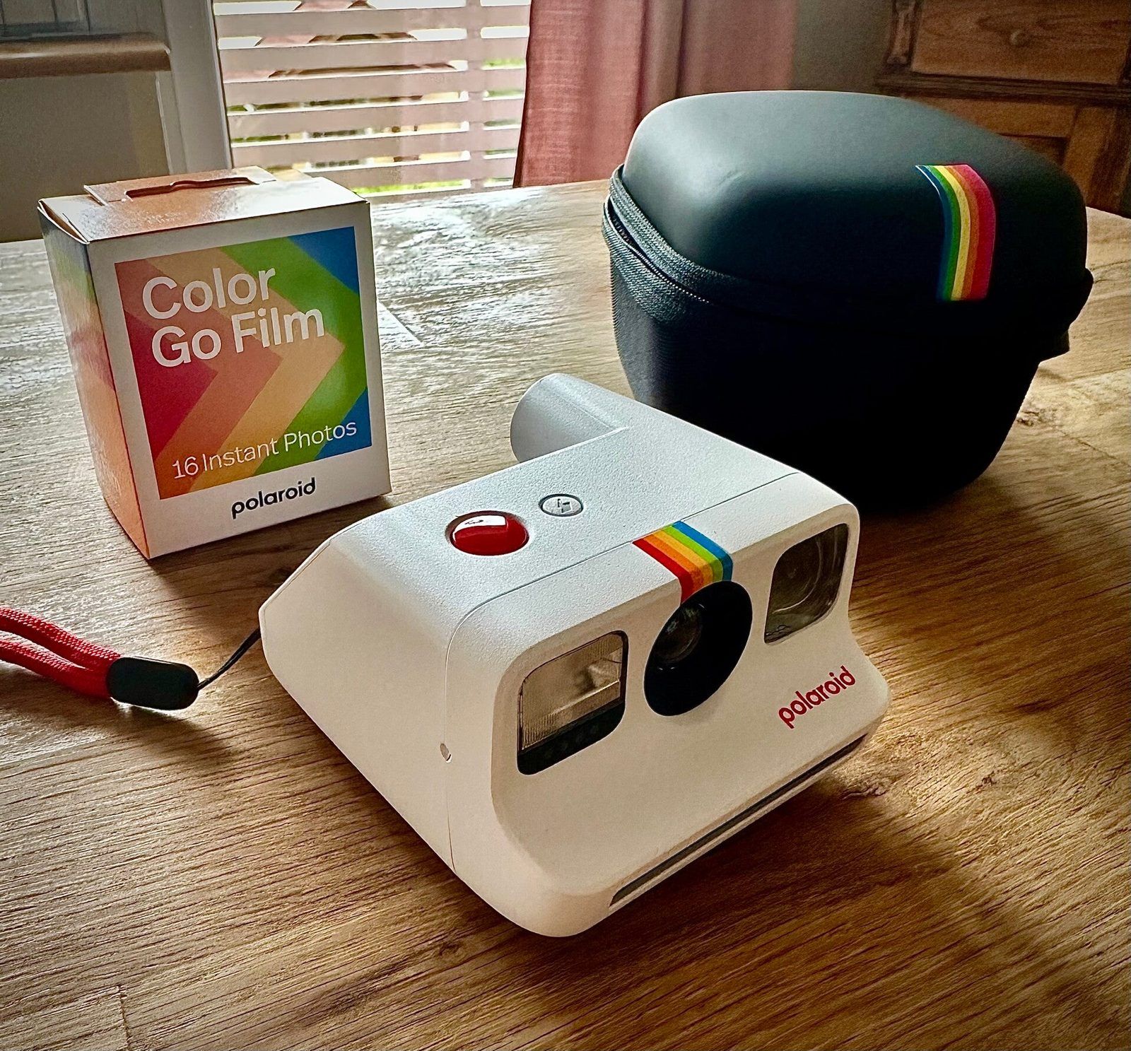 Weiße Polaroid-Go-Sofortbildkamera mit Filmpackung und Tasche