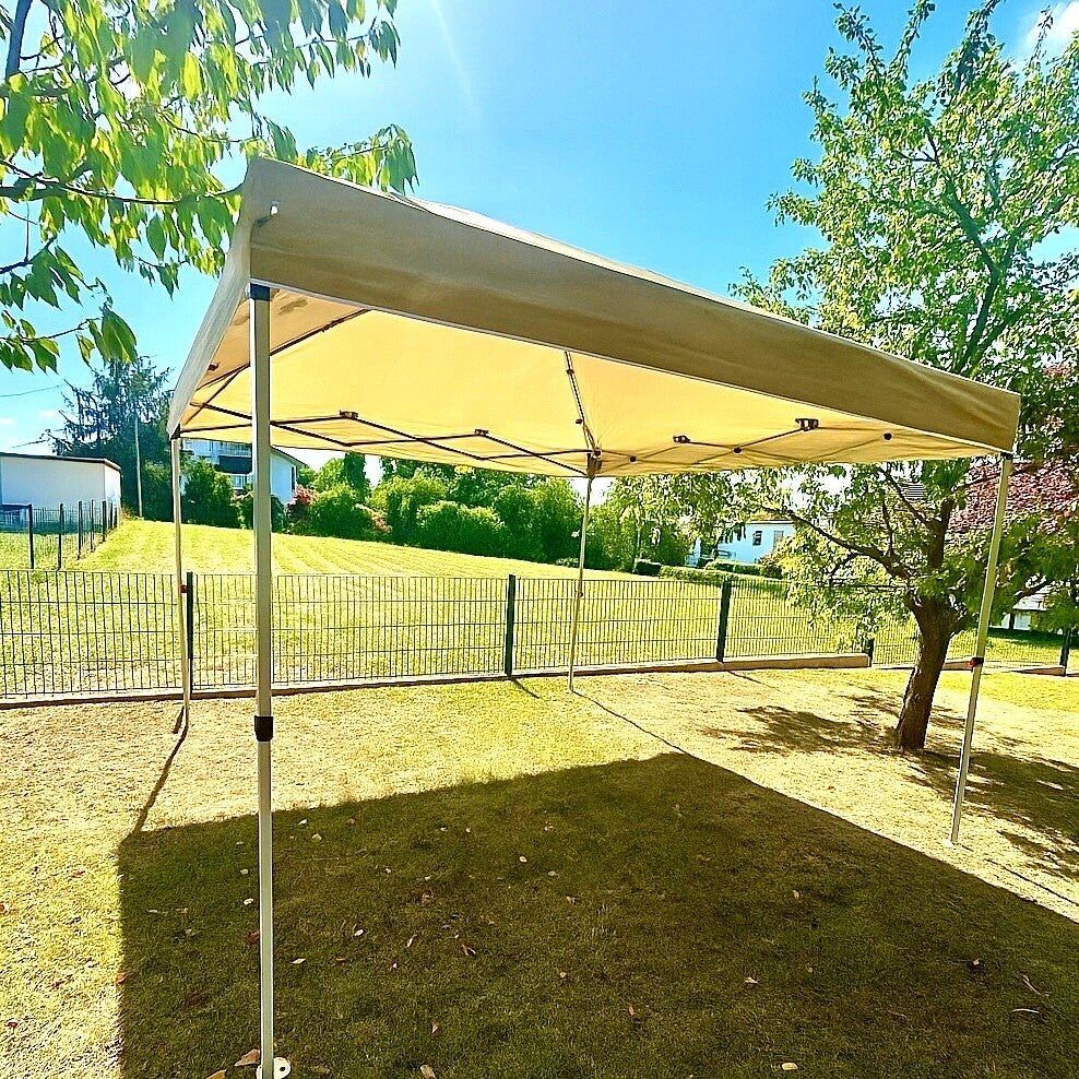 Faltpavillon im Garten bei Sonnenschein