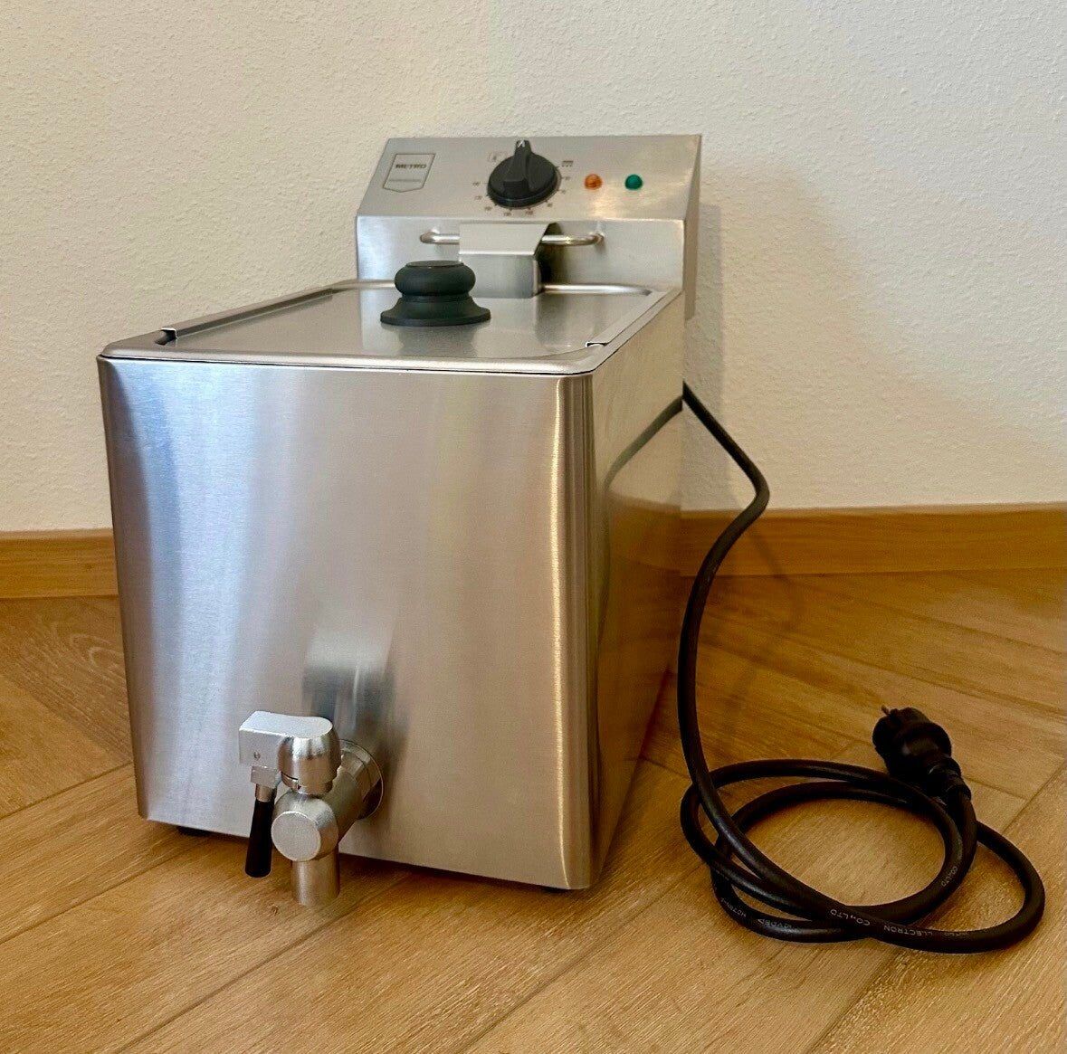 Gastro-Fritteuse aus Edelstahl mit Ablasshahn