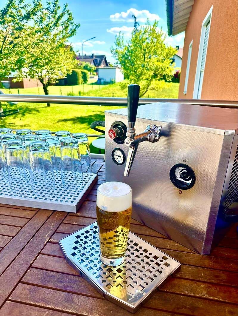 Frisch gezapftes Bier an einer Zapfanlage von Schlenser’s